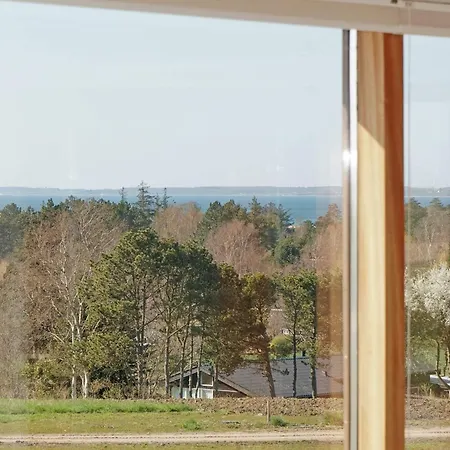 8 Person In Store Fuglede-by Traum