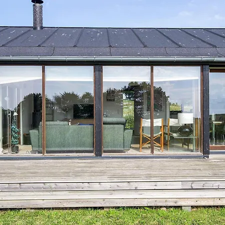 8 Person In Store Fuglede-by Traum